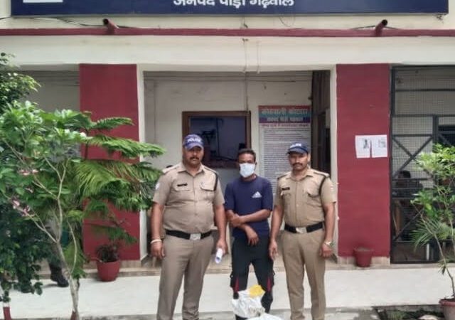 शिकंजा: पुलिस ने दबोचे दो नशा तस्कर, कब्जे से दो पेटी अवैध अंग्रेज़ी शराब बरामद