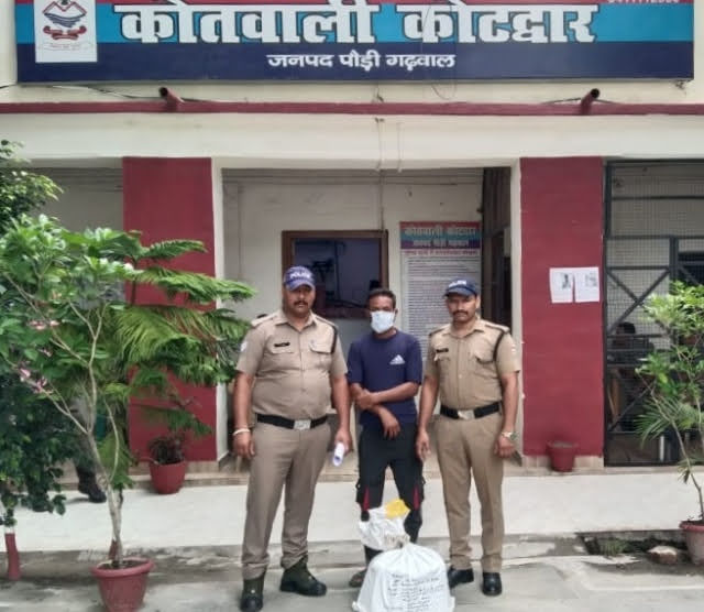 शिकंजा: पुलिस ने दबोचे दो नशा तस्कर, कब्जे से दो पेटी अवैध अंग्रेज़ी शराब बरामद