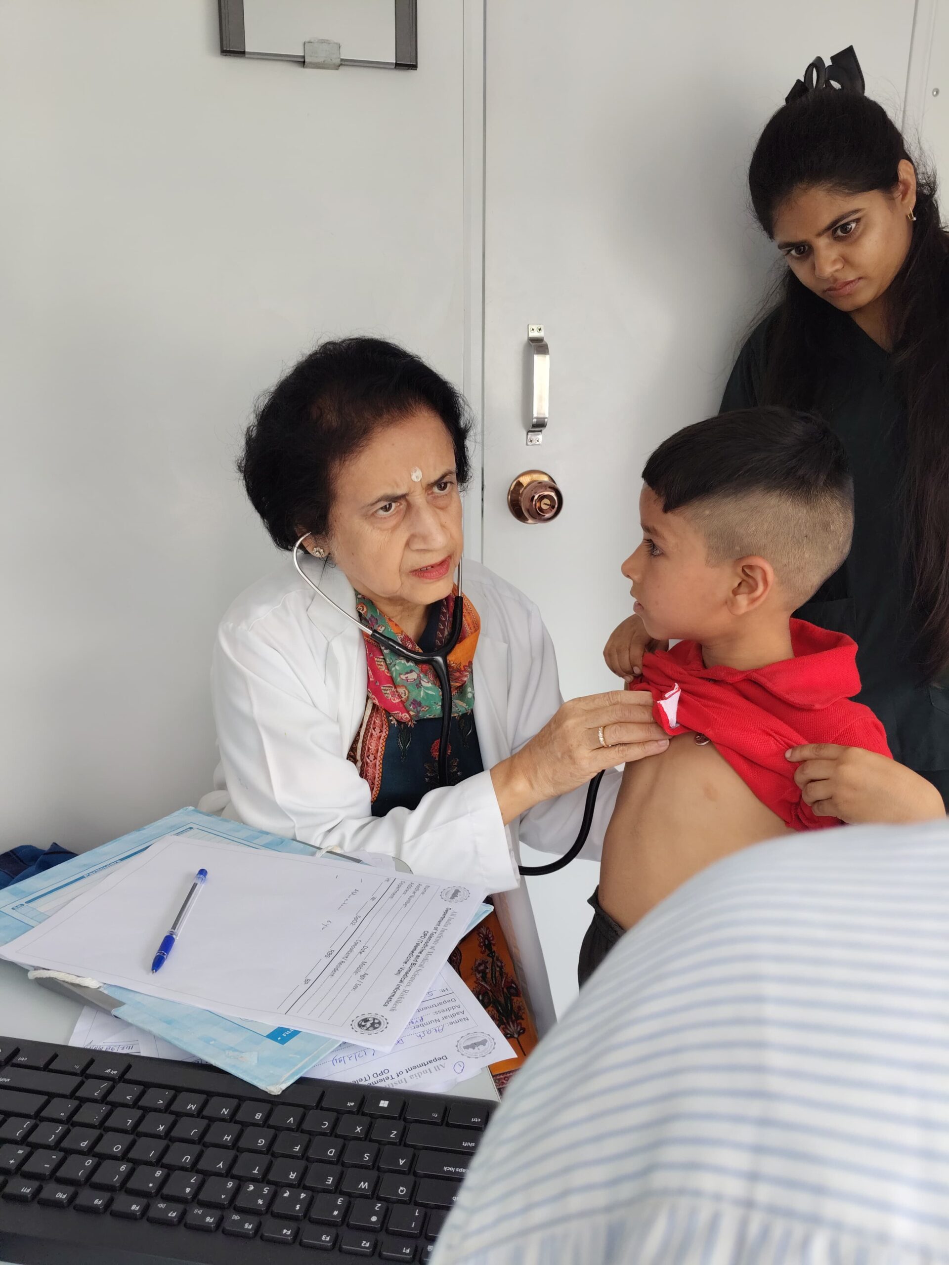 सुविधा: रेल परियोजना के श्रमिकों के लिए स्वास्थ्य शिविर आयोजित,एम्स के चिकित्सकों ने दिया स्वास्थ्य परामर्श