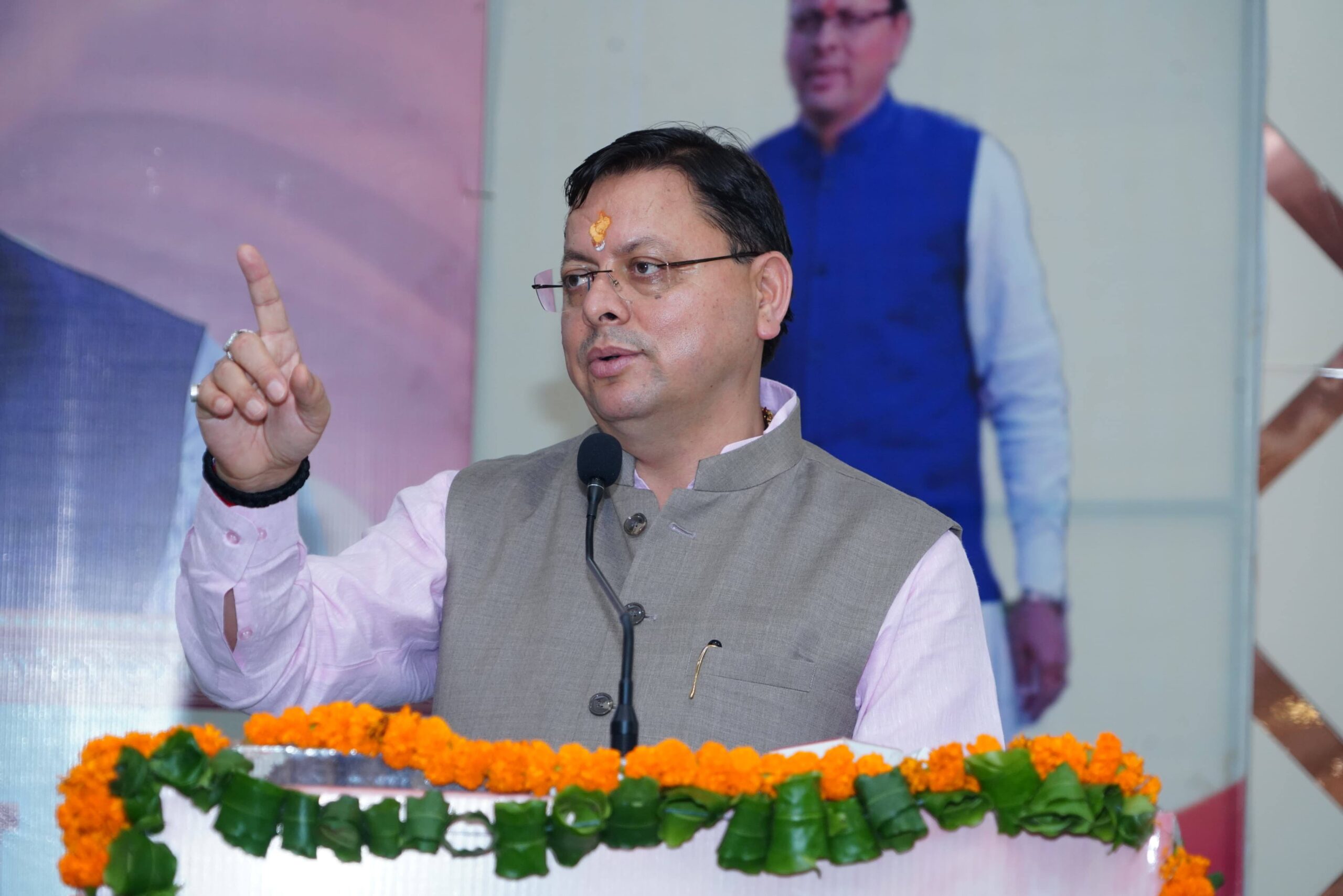 सम्मान: भ्रष्टाचार के खिलाफ़ सख्त कदम उठाने के लिए सम्मानित किए गए सीएम धामी