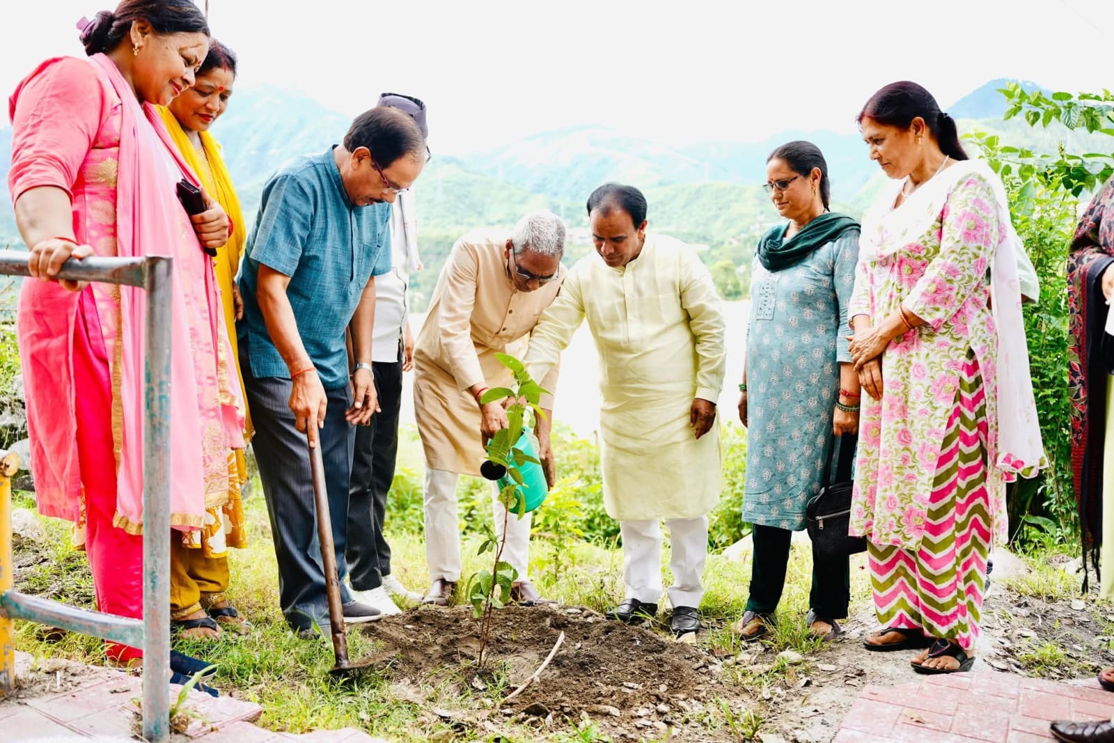 राज-काज: स्वास्थ्य मंत्री डॉ धन सिंह रावत ने मेडिकल कॉलेज में रोपा पौधा, पार्किंग का किया निरीक्षण