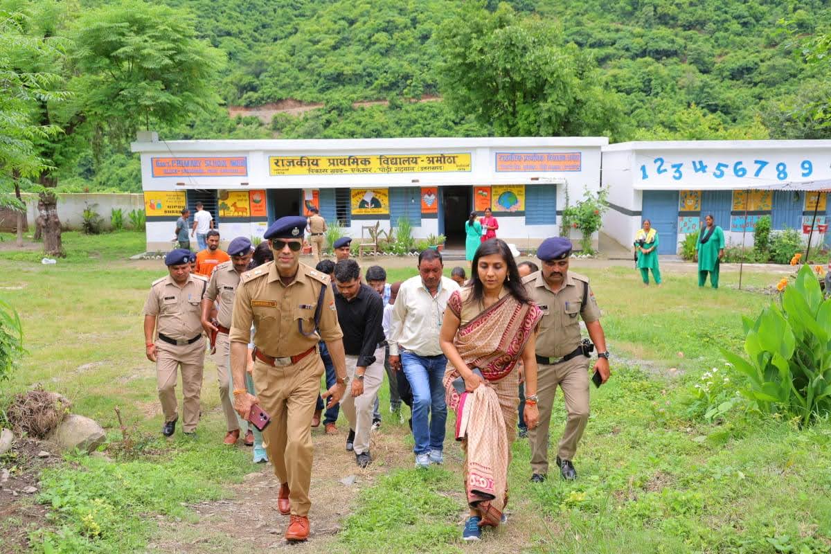 निगरानी: डीएम व एसएसपी ने मतदान केंद्रों का दौरा कर लिया व्यवस्थाओं का जायजा