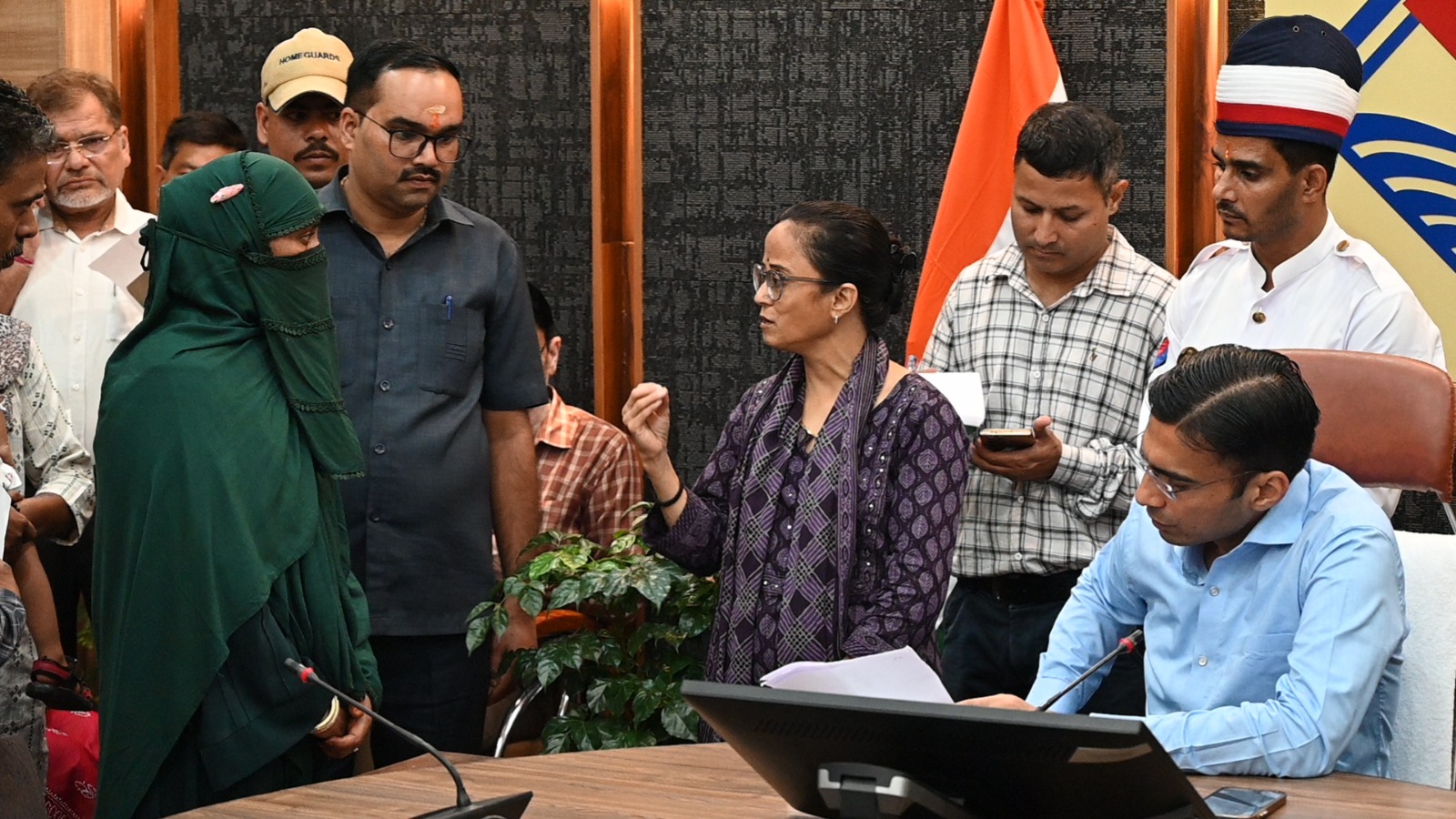 सुनवाई:  बेटे व पत्नी के लिए ही खतरा बना लाईसेंसी हथियार, डीएम ने  मौके पर ही कर दिया लाईसेंस निलम्बित