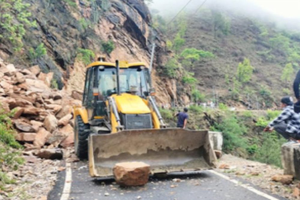 मुश्किल: एक सप्ताह बाद भी नहीं खुल सका यमुनोत्री हाईवे, प्रयास जारी