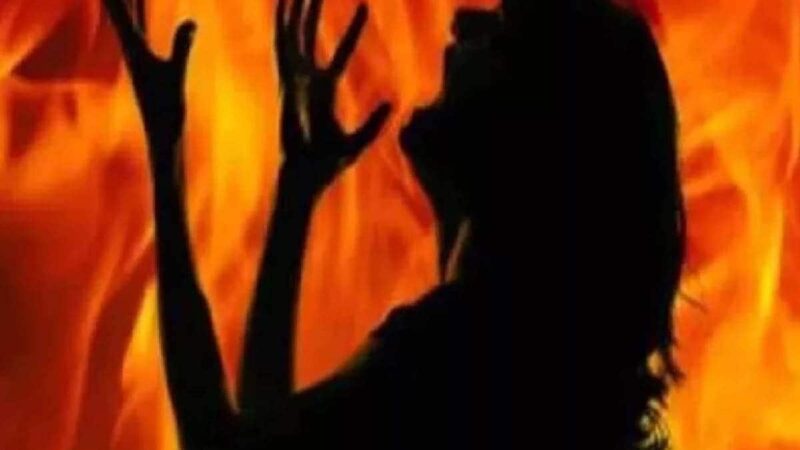 शर्मनाक: संबंध बनाने को मजबूर कर रहा था एचओडी, तंग आकर छात्रा ने कॉलेज में खुद को लगा ली आग, आरोपी गिरफ़्तार