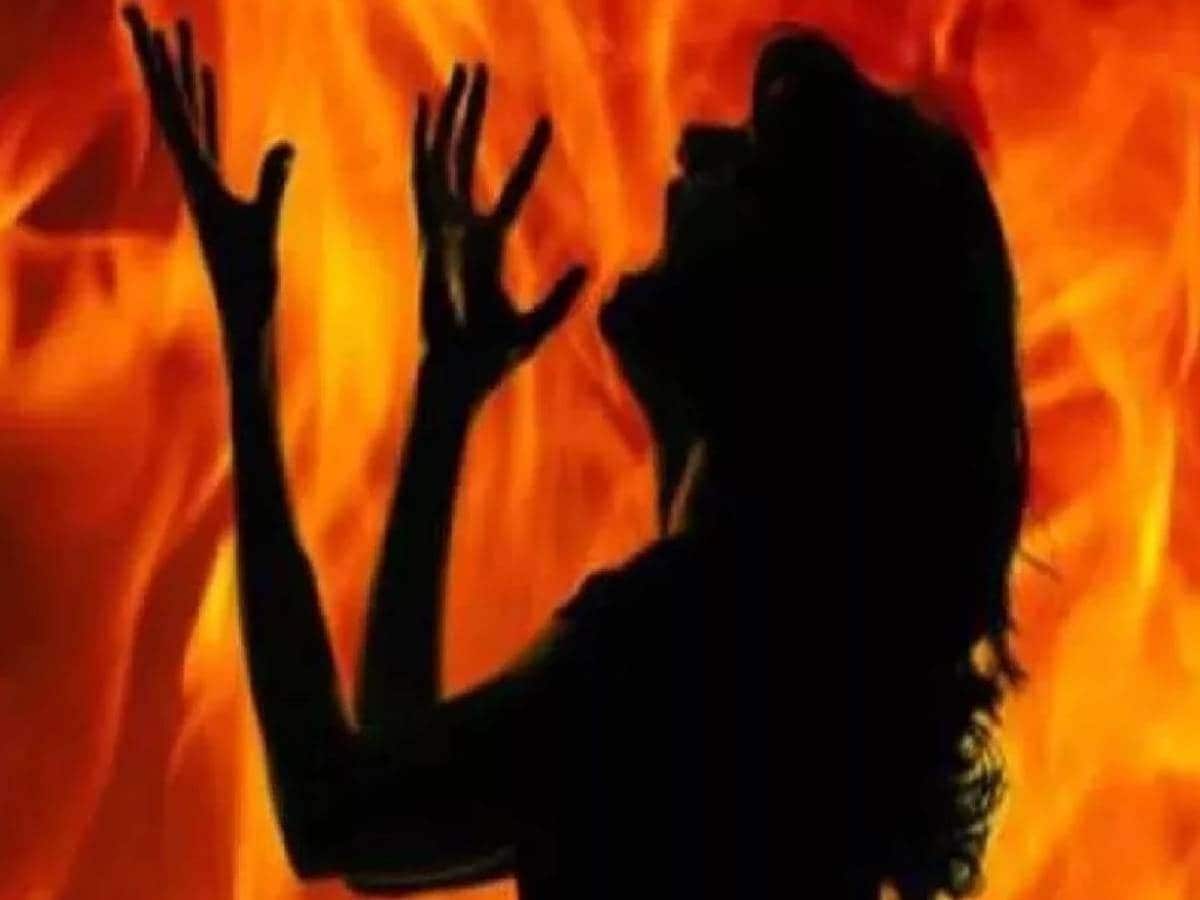 शर्मनाक: संबंध बनाने को मजबूर कर रहा था एचओडी, तंग आकर छात्रा ने कॉलेज में खुद को लगा ली आग, आरोपी गिरफ़्तार