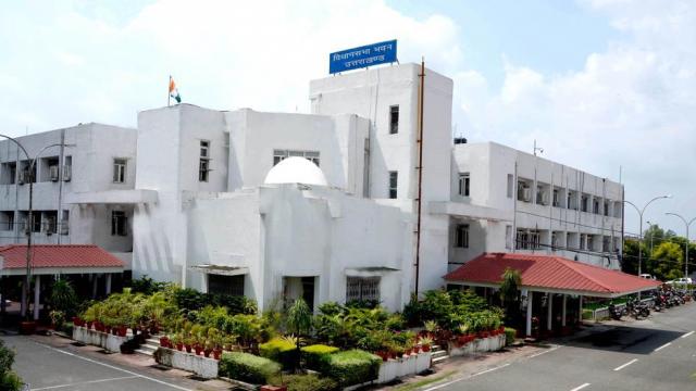 बड़ी ख़बर: विधायकों व सांसदों की अयोग्यता पर फैसले में देरी से सुप्रीम कोर्ट नाराज़