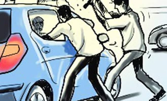 विवाद: कार का शीशा तोड़कर युवक पर हमला करने का आरोप, पुलिस ने शुरू की जांच