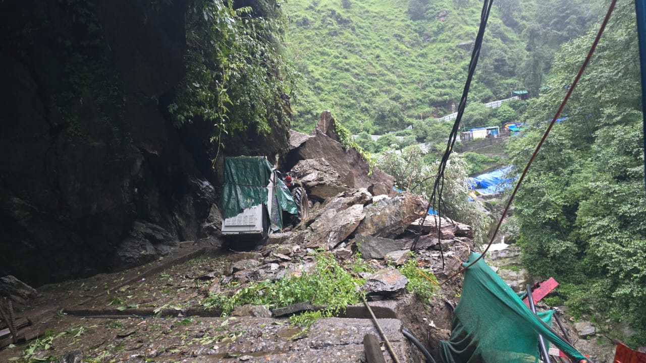 कहर: अतिवृष्टि से मची तबाही, मकान और वाहन मलबे में दबे