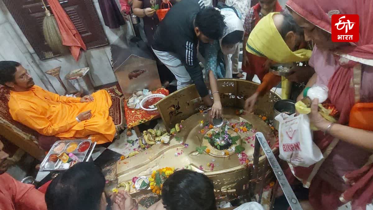 सावन का तीसरा सोमवार , शिव मंदिरों में उमड़ी श्रद्धालुओं की भीड़