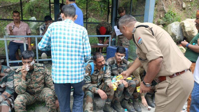हादसा:  बदरीनाथ हाईवे पर सेना के जवानों की बस पलटी, कई घायल