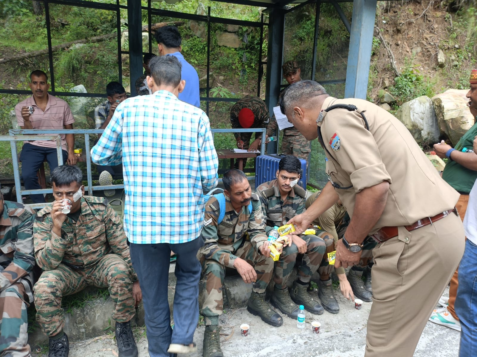 हादसा:  बदरीनाथ हाईवे पर सेना के जवानों की बस पलटी, कई घायल