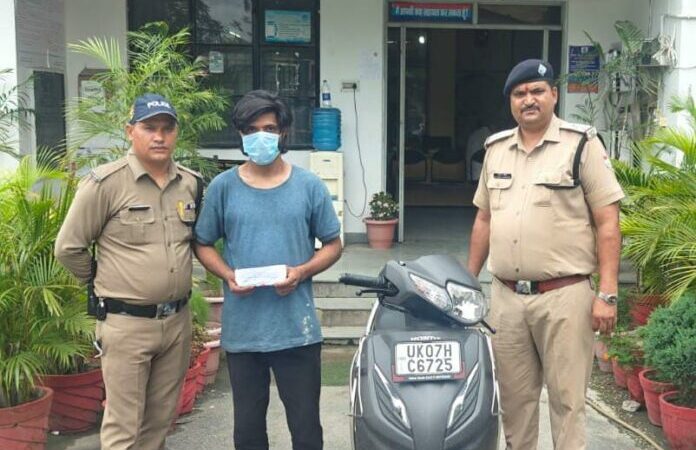 शिकंजा: लूटे गए मोबाइल के साथ लुटेरा गिरफ्तार, वारदात में प्रयुक्त स्कूटी बरामद