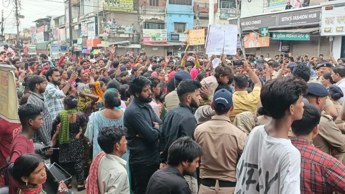 आक्रोश: नाबालिग बालिका की संदिग्ध मौत का मामला, आरोपियों की गिरफ्तारी की मांग पर लगाया जाम
