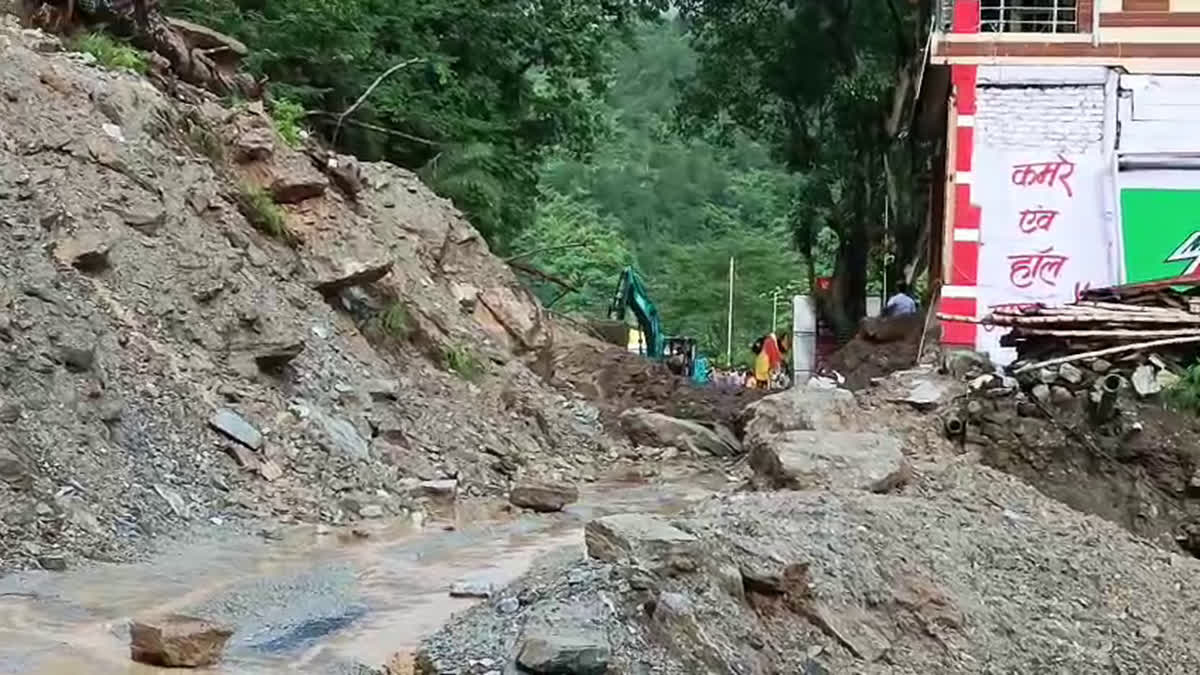 आफ़त: लैंडस्लाइड के कारण हो रही मुश्किल, रास्ते में फंस रहे तीर्थयात्री