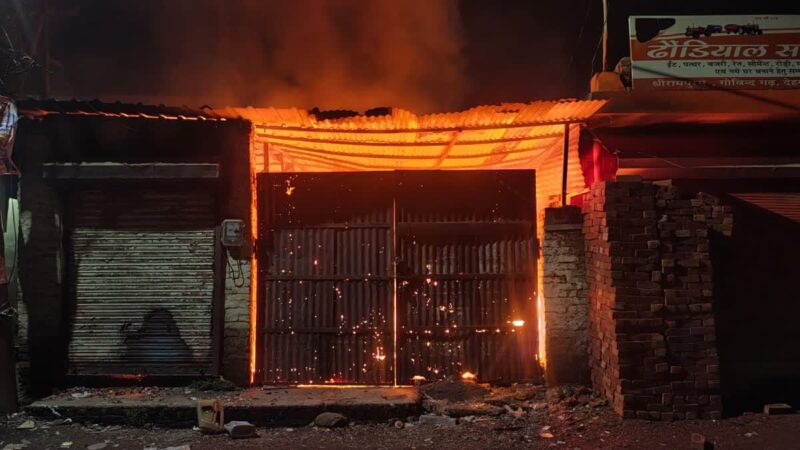 अग्निकांड: देर रात को कबाड़ की दुकान में लगी आग, 6 गाड़ियों ने पाया काबू