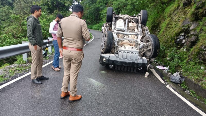 तेज रफतार  महिंद्रा थार वाहन पहाड़ से टकराकर पर पलटी,दो घायल
