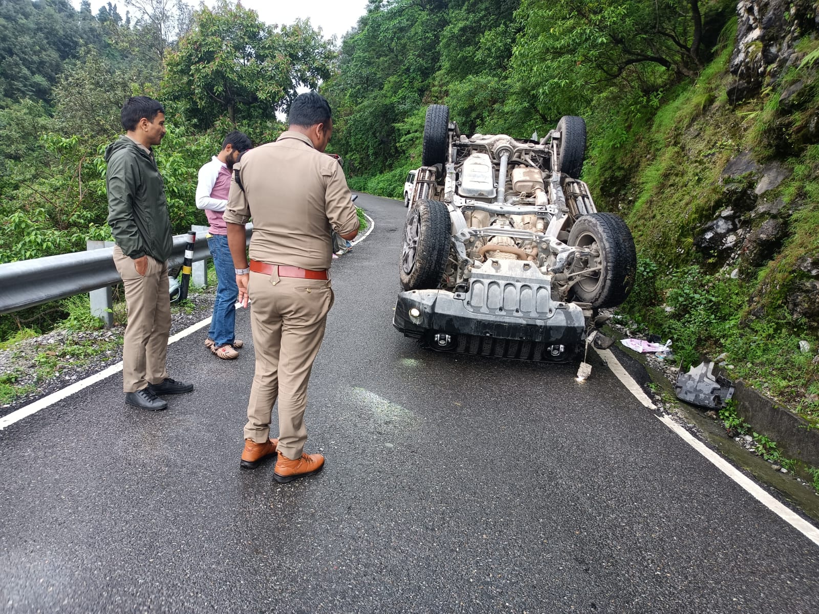 तेज रफतार  महिंद्रा थार वाहन पहाड़ से टकराकर पर पलटी,दो घायल