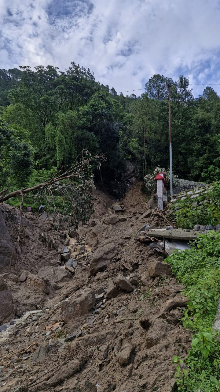 आफ़त: भूस्खलन से पैदल मार्ग बन्द, केदारनाथ यात्रा रोकी