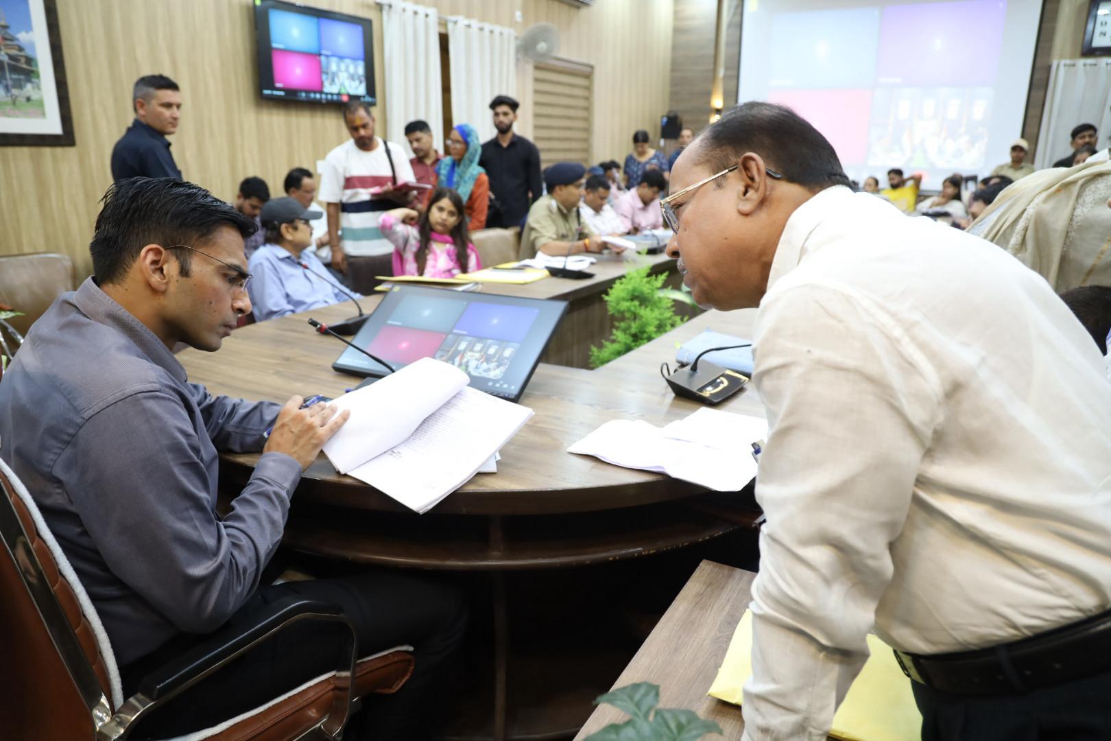 एक्शन: पत्रावली लम्बित रखने पर कानूनगो निलम्बित, डीएम के सख्त तेवर