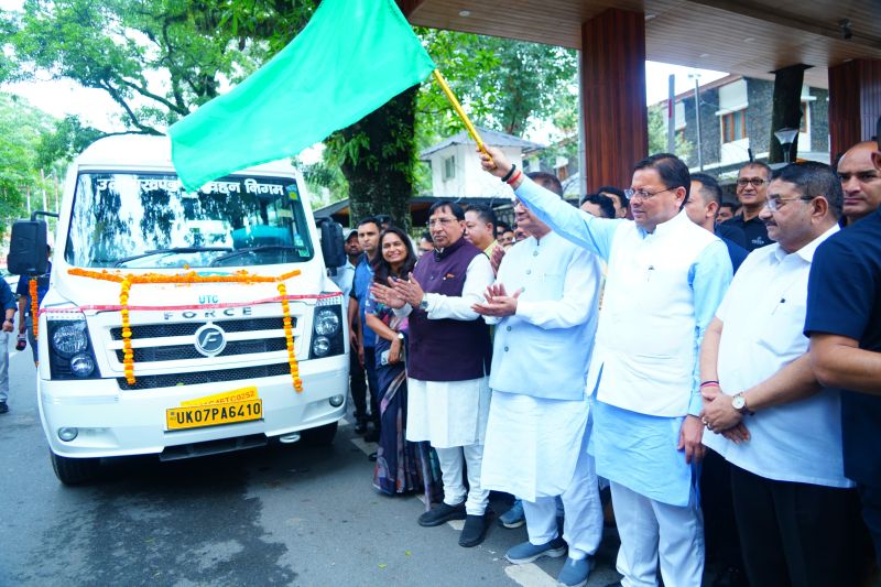 पहल:  सीएम धामी ने दिखाई 20 यात्री टैम्पो ट्रैवलर को हरी झंडी, परिवहन निगम करेगा संचालन