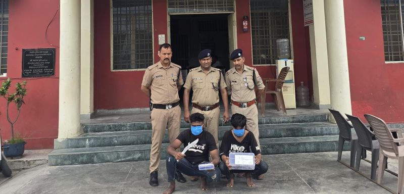 शिकंजा: पुलिस ने दो मोबाइल चोरों को दबोचा, कब्जे से तमंचा और खुखरी भी बरामद