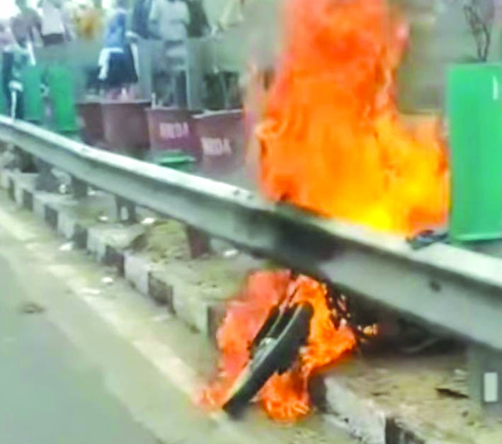 कांवड़ियो की बाइक में लगी आग, मची अफरा-तफरी