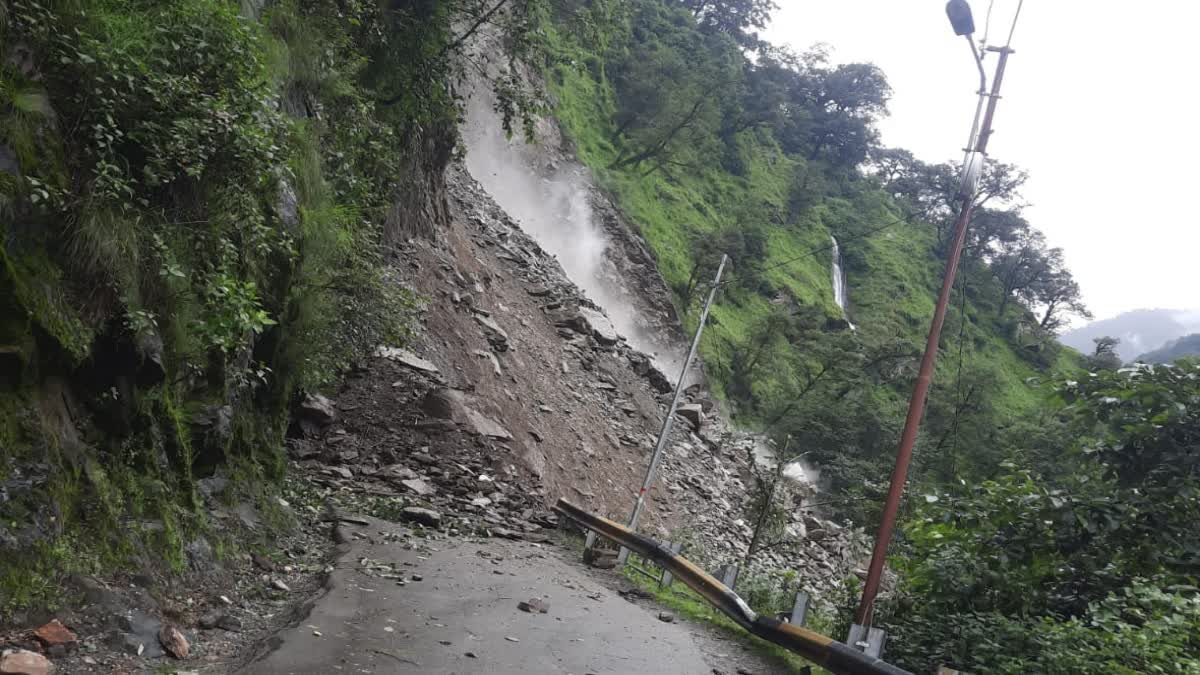 आफ़त: सड़क न खुलने से उपजा राशन का संकट,मलबा आने से 50 मीटर तक है बाधित