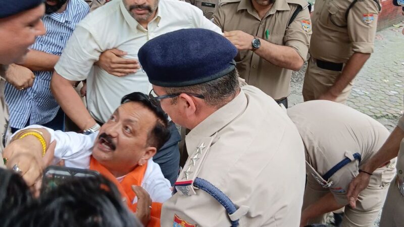 बड़ी ख़बर: कांग्रेस प्रदेश अध्यक्ष करन माहरा गिरफ्तार, चुनाव आयोग के खिलाफ राजभवन पर दे रहे थे धरना