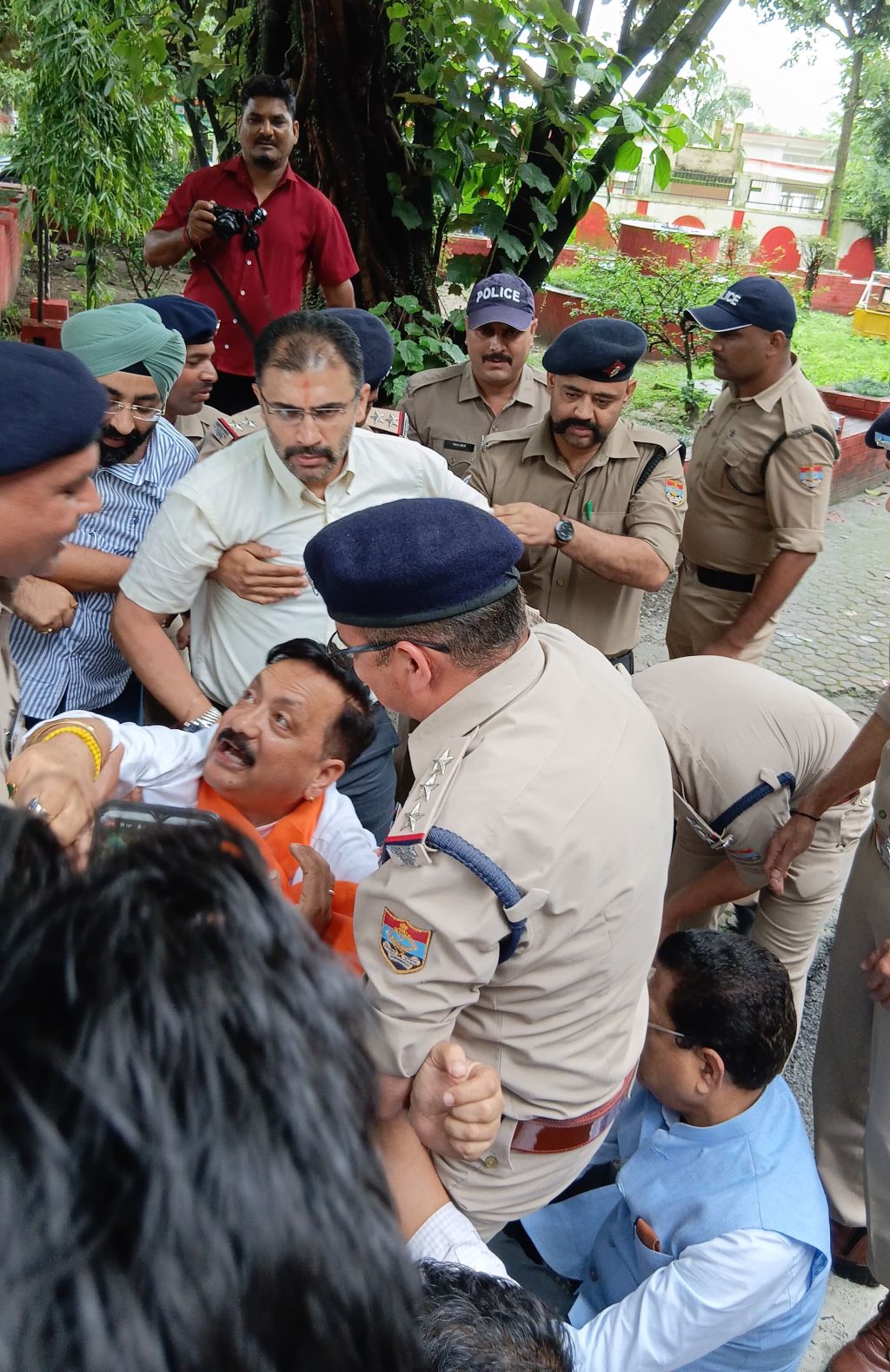 बड़ी ख़बर: कांग्रेस प्रदेश अध्यक्ष करन माहरा गिरफ्तार, चुनाव आयोग के खिलाफ राजभवन पर दे रहे थे धरना