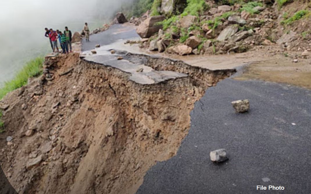 अपडेट: आपदा से अब तक प्रदेश में 143 भवनों को नुकसान,दो राजमार्ग व 50 सड़कें बंद