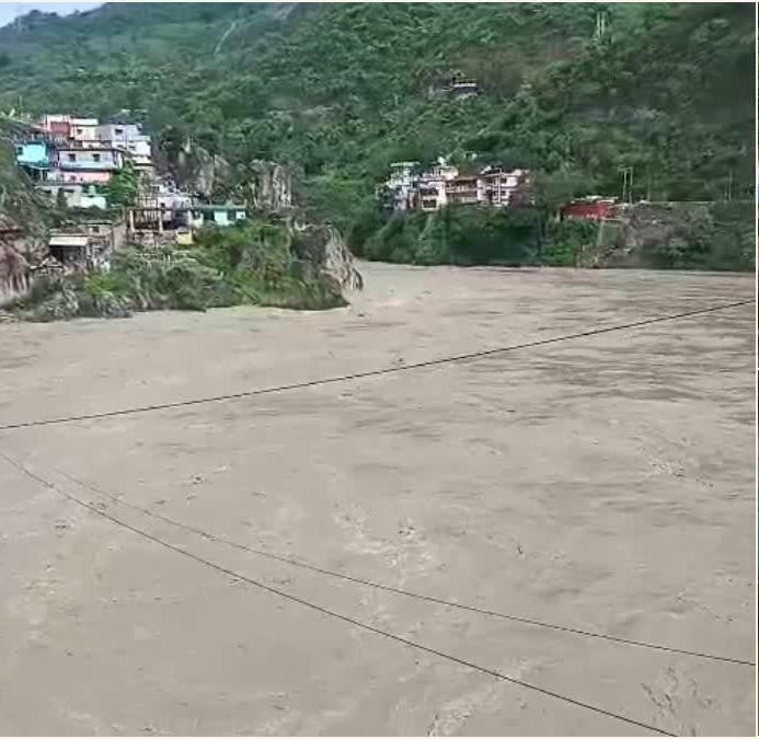 दहशत: अलकनंदा उफान पर, घरों में घुसा पानी, लोगों ने भागकर बचाई जान