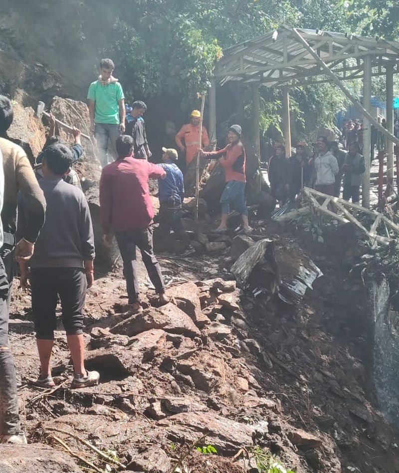 सहायता: केदारनाथ यात्रा मार्ग अवरुद्ध होने की स्थिति में प्रशासन कर रहा त्वरित कार्रवाई