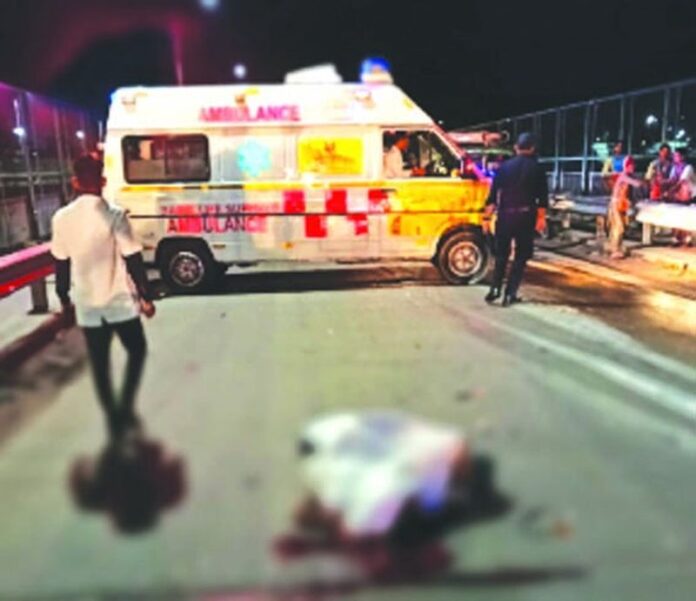 हादसा: अनियंत्रित होकर फिसल गई बाइक, दो कांवड़ियों की मौके पर ही मौत