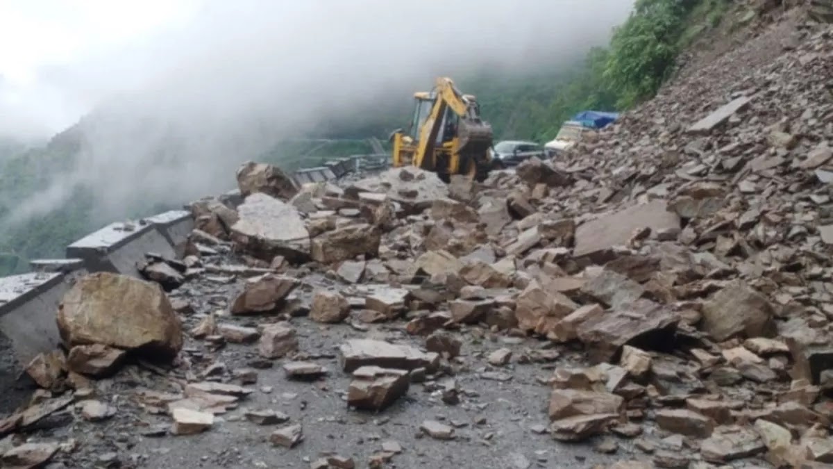 हादसा: सड़क पर मलबा हटाने का काम करते वक्त खाई में जा गिरी महिला,हालत गंभीर