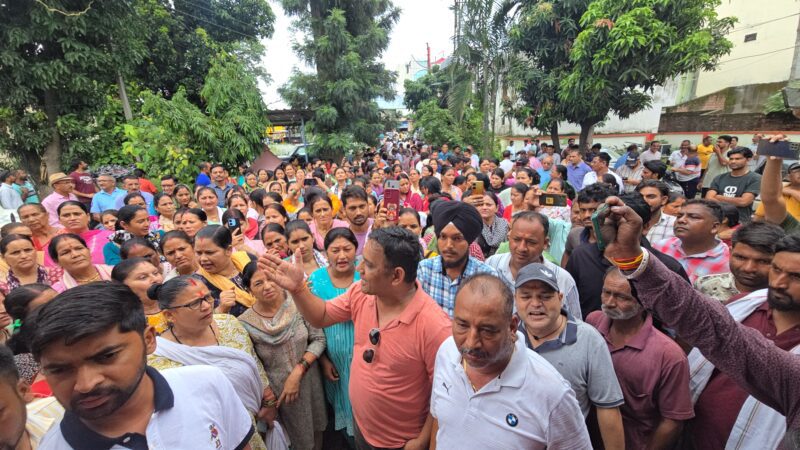 आक्रोश: चोरी की घटनाओं से परेशान लोगों ने घेरा पुलिस स्टेशन