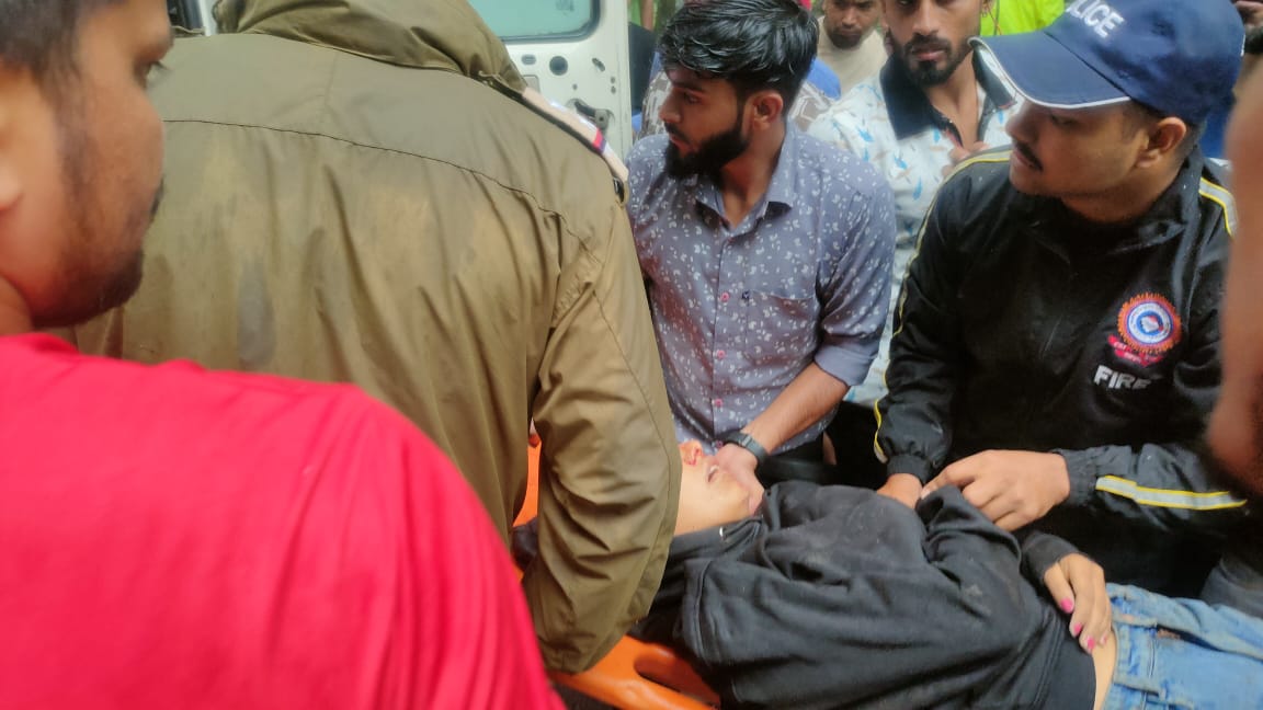 हादसा: पैराफिट से टकराई स्कूटी तो खाई में जा गिरी युवती, हालत गंभीर