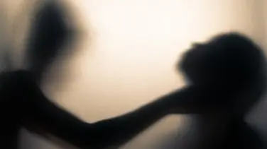 हैवानियत: गर्भवती पत्नी की हत्या कर 2 दिन तक सड़ते हुए शव के पास खाता-पीता रहा पति