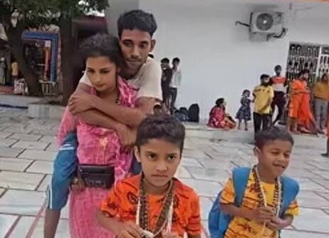 आस्था : गंगाजी में डूबकी लगाई और पति को कंधे पर बैठाकर चल दीं आशा