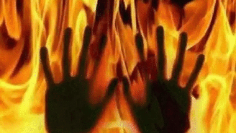 ब्रेकिंग न्यूज: ट्रक और ट्रोले की भीषण टक्कर से लगी आग, दो लोगों की दर्दनाक मौत