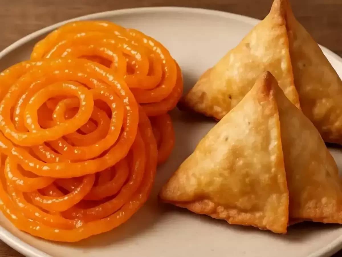 नज़रिया: स्वास्थ्य के लिए ख़तरनाक हो सकता है समोसा और जलेबी का मजेदार स्वाद