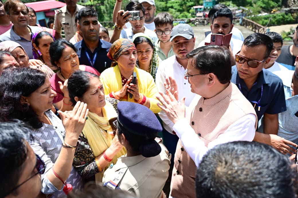 संवेदना: प्रोटोकॉल तोड़ जनता के बीच पहुंचे सीएम, आपदा प्रभावित लोगों को देख धामी ने रुकवाया काफिल