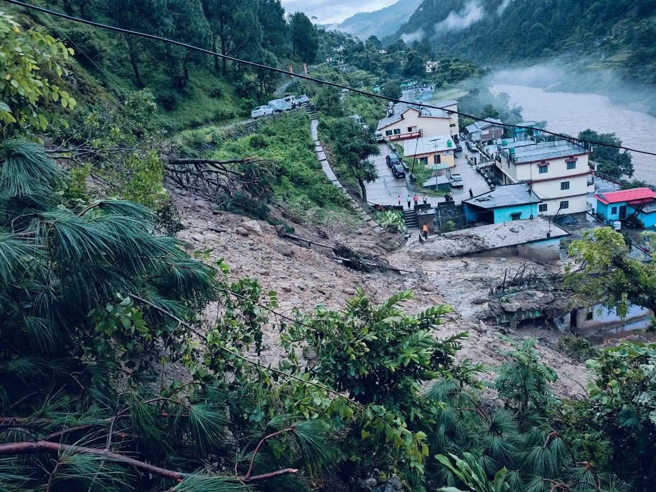 बड़ी ख़बर: धराली के बाद अब थराली में  फटा बादल, तहसील और कई घरों में घुसा मलबा, दो लापता, गाड़ियां दबीं; स्कूल बंद