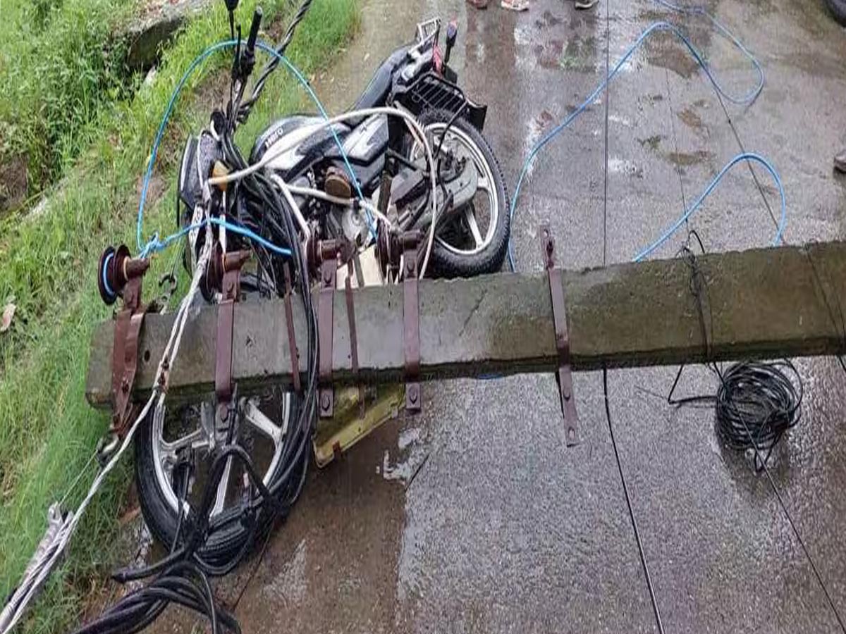 गनीमत : बिजली के खंभे से टकराई अनियंत्रित कार, एअर बैग खुलने से टल गयी अनहोनी