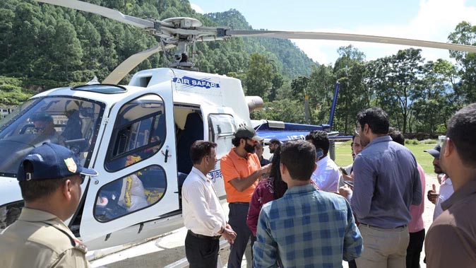 ख़ास ख़बर: उछोला में हेलीकॉप्टर से पहुंचाई जा रही राहत सामग्री, वितरण के लिए अफसरों की तैनाती