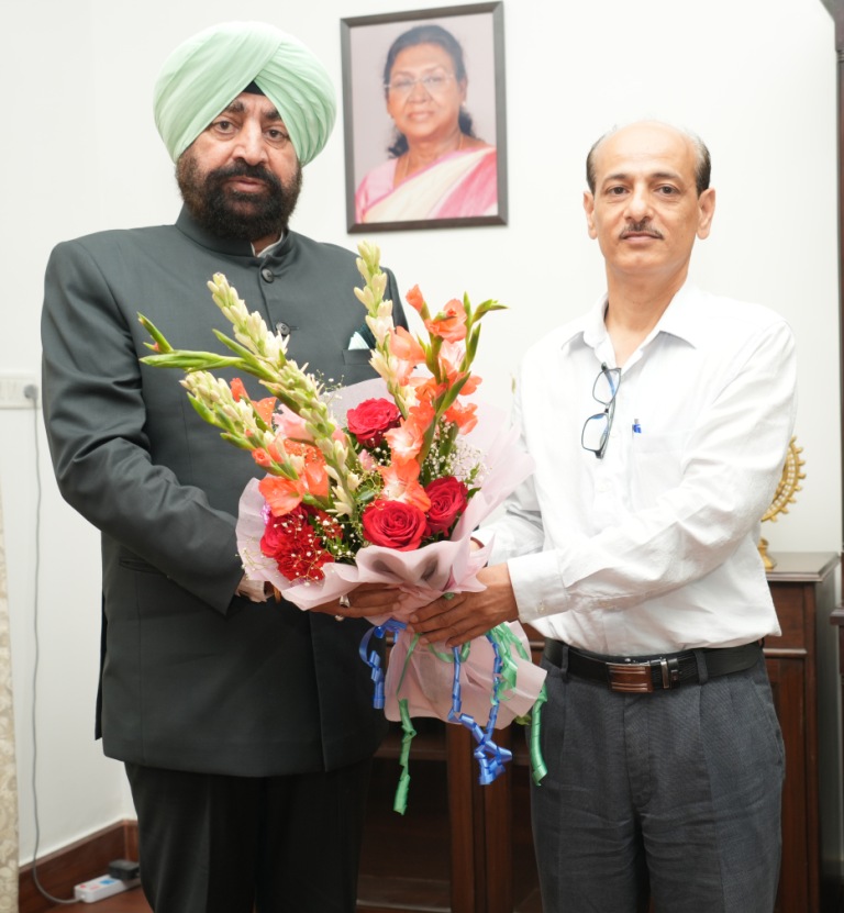 मुलाकात: मौसम विज्ञान केन्द्र, देहरादून के नवनियुक्त निदेशक डॉ. सी.एस. तोमर ने की राज्यपाल से शिष्टाचार भेंट