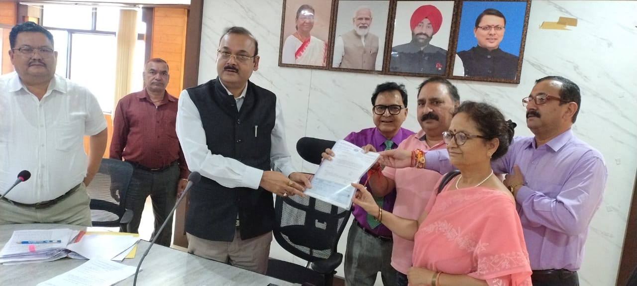 सहायता: अल्मोड़ा अर्बन कोऑपरेटिव बैंक ने धराली आपदा पीड़ितों की मदद को दिए 10 लाख रुपये