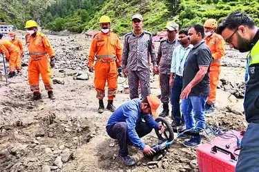 मुश्किल: हाईटेक तकनीक और मशीनों के बावजूद जिंदगी की तलाश में हाथ खाली