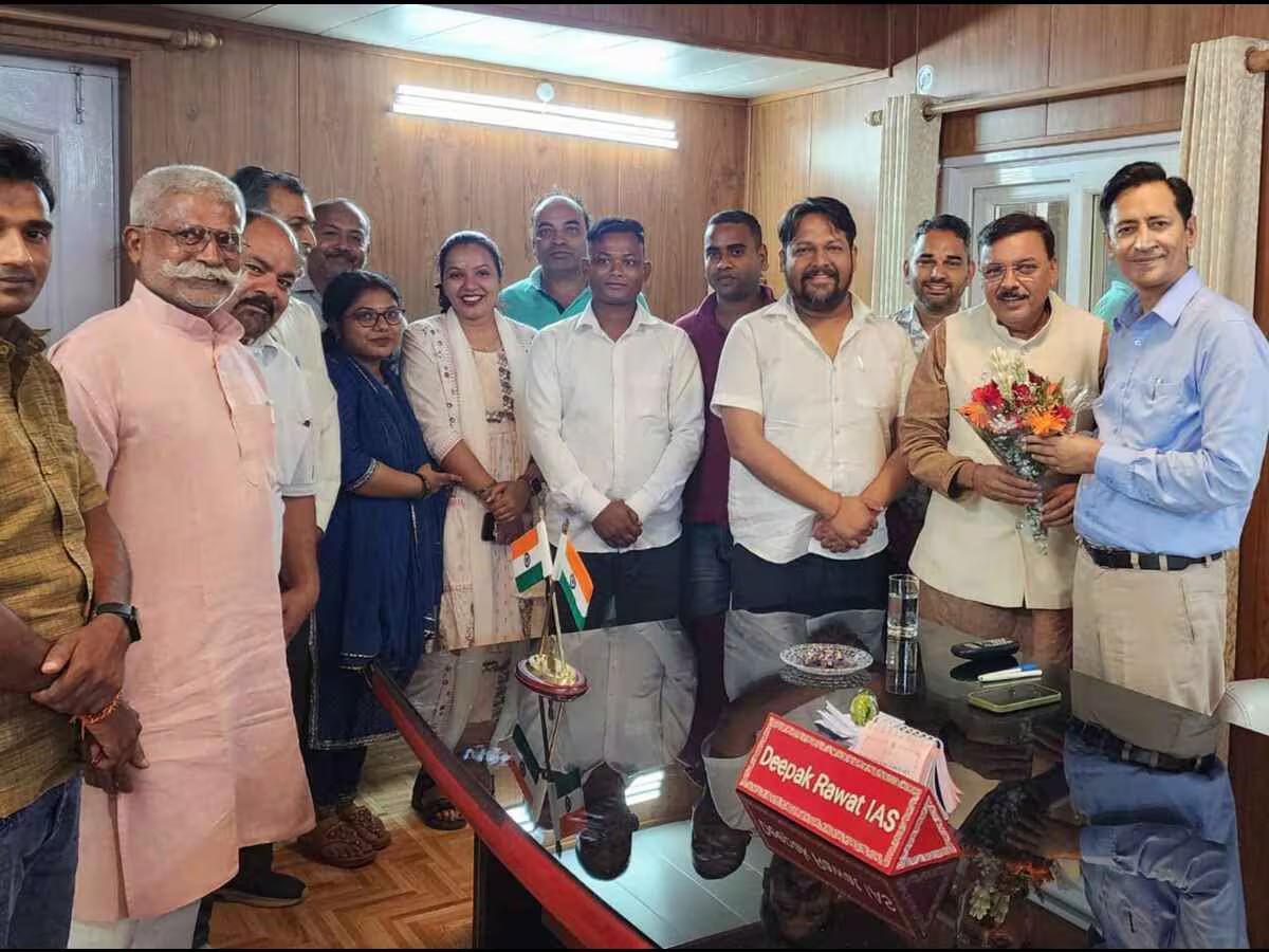 आवाज़: कमिश्नर दीपक रावत से मिले पूर्व विधायक, 750 परिवारों का भविष्य सुरक्षित कराने की उठाई मांग