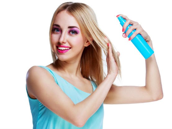 सावधानी: हेयर स्प्रे का इस्तेमाल करते समय न करें ये गलतियां, हो सकता है नुकसान